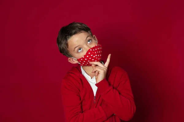 Cooler Junger Schuljunge Mit Roter Maske Vor Rotem Hintergrund Rotem — Stockfoto