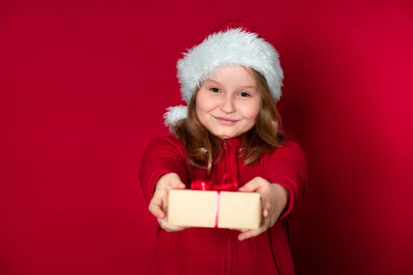 Gyönyörű Fiatal Lány Santa Claus Kalap Piros Pulóver Tart Egy — Stock Fotó