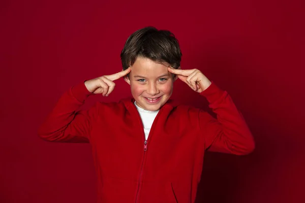 Cool Ung Skolpojke Pojke Poserar Framför Röd Bakgrund — Stockfoto