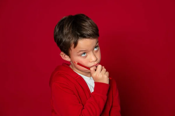 Koele Jonge School Jongen Poseren Met Rood Potlood Ront Van — Stockfoto