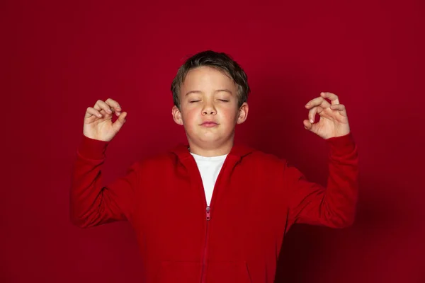 Cool Jeune Écolier Garçon Posant Face Rouge Fond — Photo