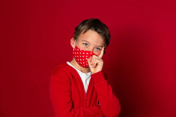 Cooler Junger Schuljunge Mit Roter Maske Vor Rotem Hintergrund Rotem — Stockfoto