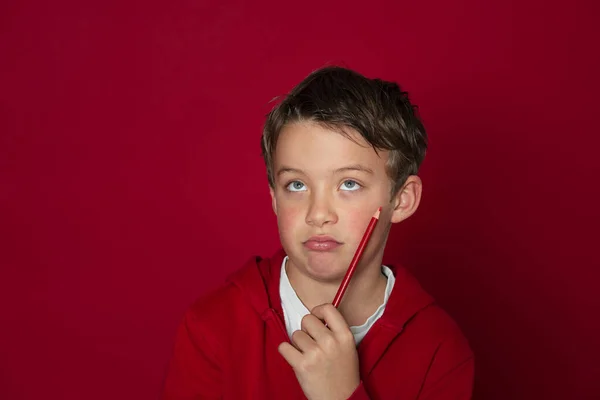 Legal Jovem Escola Menino Está Posando Com Lápis Vermelho Ront — Fotografia de Stock
