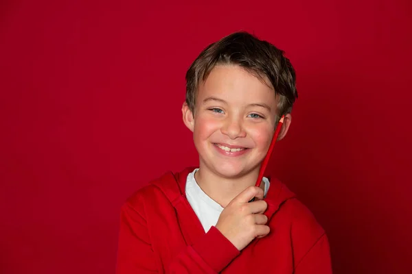 Legal Jovem Escola Menino Está Posando Com Lápis Vermelho Ront — Fotografia de Stock