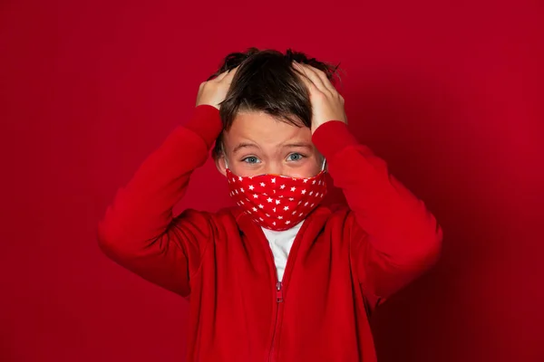 Fresco Joven Colegial Con Máscara Roja Frente Fondo Rojo Usando — Foto de Stock