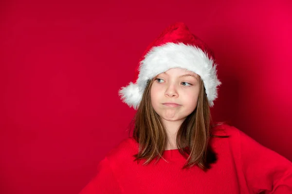 Csinos Fiatal Iskolás Lány Santa Claus Kalap Piros Pulóver Előtt — Stock Fotó