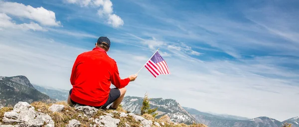 Male Hiker Sitting Stone Somewhere Mountains Flag United States America — Stock Photo, Image