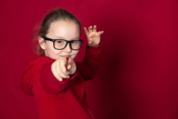 Jovem Menina Escola Com Lápis Vermelho Suéter Vermelho Está Frente — Fotografia de Stock