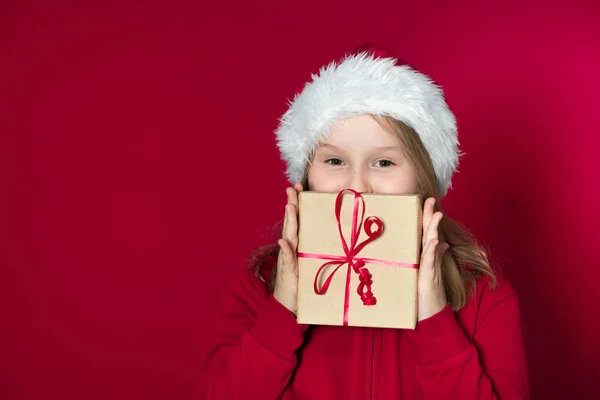 Gyönyörű Fiatal Lány Santa Claus Kalap Piros Pulóver Tart Egy — Stock Fotó