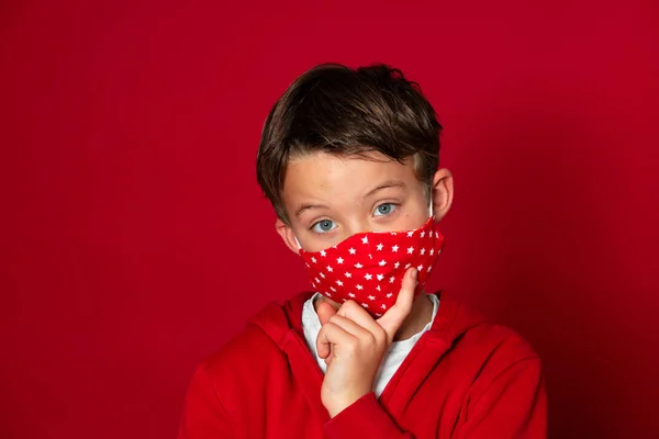 Cooler Junger Schuljunge Mit Roter Maske Vor Rotem Hintergrund Rotem — Stockfoto