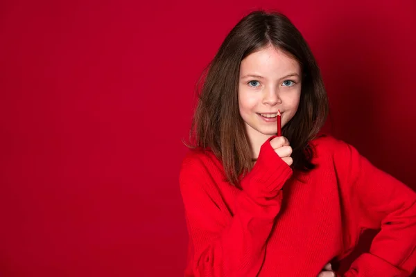 Piękna Młoda Szkoła Dziewczyna Czerwonym Ołówkiem Czerwony Sweter Przed Czerwonym — Zdjęcie stockowe