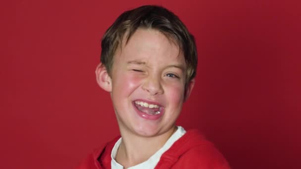 Tineri Școlar Râzând Făcând Ochiul Fața Fundalului Roșu — Videoclip de stoc