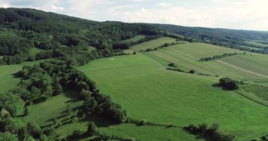 Yeşil tepeler, yeşil ormanlar, Aşağı Avusturya 'daki küçük köyler üzerinde insansız hava aracı uçuşu