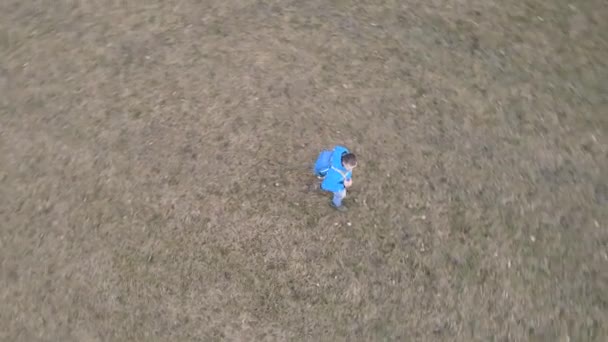 Чоловічий Пішохід Синьою Курткою Синім Рюкзаком Проходить Через Луг Знімається — стокове відео