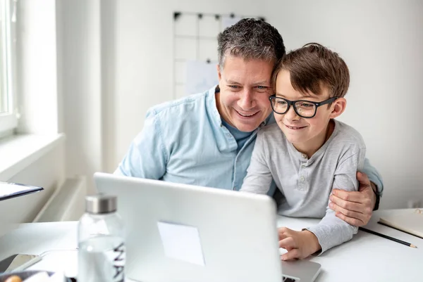 Padre Hijo Sentados Frente Laptop Trabajando Desde Casa — Foto de Stock