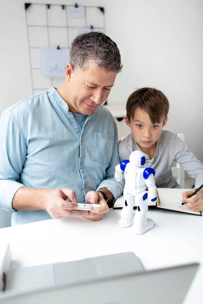 Padre Hijo Divierten Juntos Jugando Con Robot — Foto de Stock