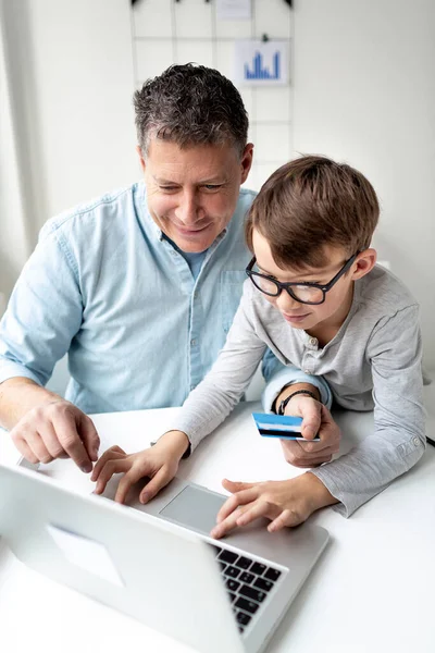 Padre Hijo Utilizando Ordenador Portátil Para Las Compras Línea Durante — Foto de Stock