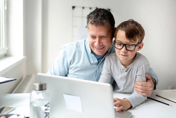 Padre Hijo Sentados Frente Laptop Trabajando Desde Casa — Foto de Stock