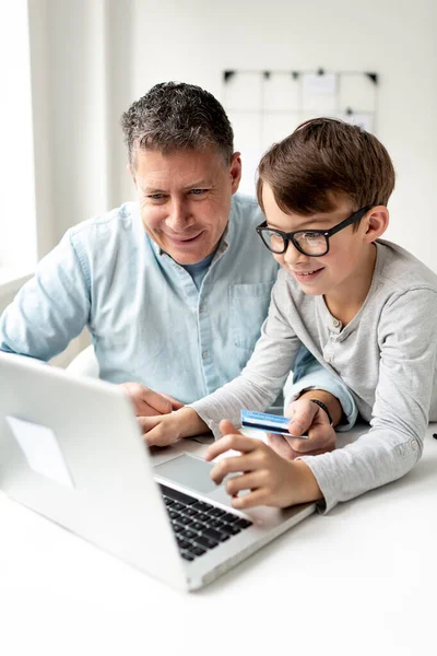 Ojciec Syn Korzystający Laptopa Zakupów Online Podczas Kryzysu Korony — Zdjęcie stockowe