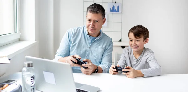 Conceito Família Infância Pai Filho Divertem Juntos Enquanto Jogam Jogo — Fotografia de Stock