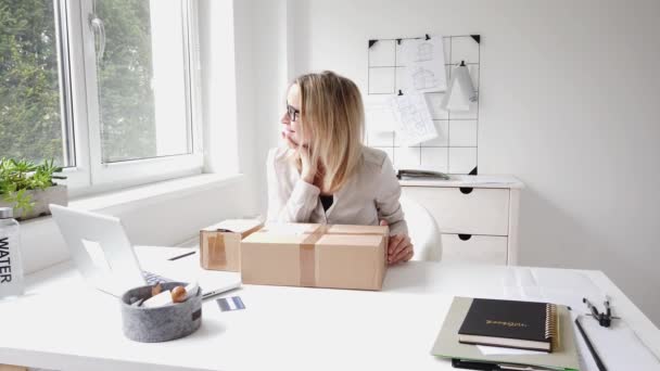Όμορφη Ξανθιά Επιχειρηματίας Κάθεται Στο Γραφείο Της Και Μόλις Πήρε — Αρχείο Βίντεο