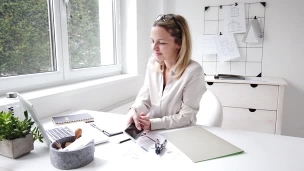 Mujer Arquitecta Está Sentada Oficina Escribiendo Portátil — Vídeo de stock