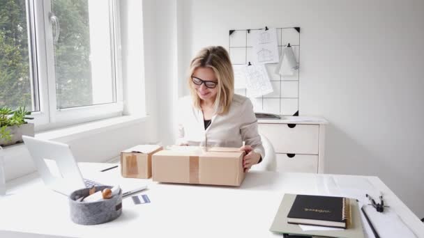 Mooie Blonde Zakenvrouw Zitten Haar Kantoor Kreeg Net Een Aantal — Stockvideo