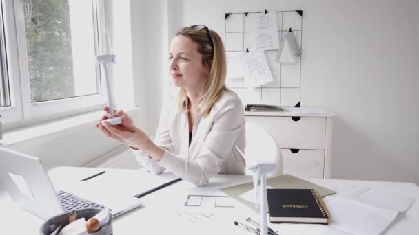 Blonde Businesswoman Sitting Her Office Working New Alternative Energy Development — Stock Video