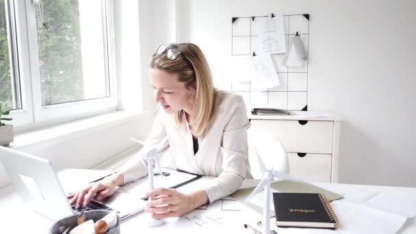 Sarışın Kadını Ofisinde Oturmuş Yeni Alternatif Enerji Geliştirme Üzerinde Çalışıyor — Stok video