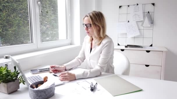 Mujer Arquitecta Está Sentada Oficina Haciendo Una Reunión Web Través — Vídeo de stock