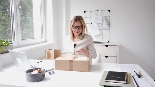 Hübsche Blonde Geschäftsfrau Sitzt Ihrem Büro Und Bekommt Gerade Ein — Stockvideo
