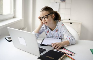 Liseli kız evde e-öğrenim ve video konferansı yapıyor.