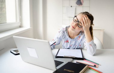 Liseli kız evde e-öğrenim ve video konferansı yapıyor.