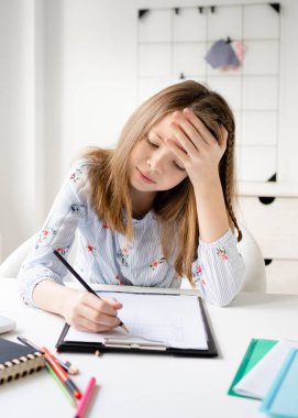 Kız evde internetten bilgisayar okuyup salgın sırasında karantina izolasyon sürecine bakıyor. Evde eğitim. Sosyal uzaklık. Çevrimiçi okul testi