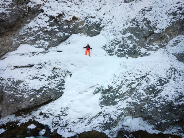 주황색 주황색 바지를 등산객이 차가운 얼음을 — 스톡 사진
