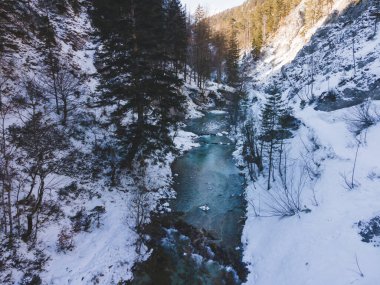 Karlı ve buzlu kış manzarasının hava aracı görüntüsü. Oetscher Graeben 'de.