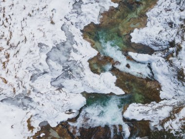 Karlı ve buzlu kış manzarasının hava aracı görüntüsü. Oetscher Graeben 'de.