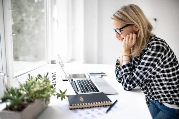 Businesswoman Pomocí Notebooku Stole Kanceláři — Stock fotografie