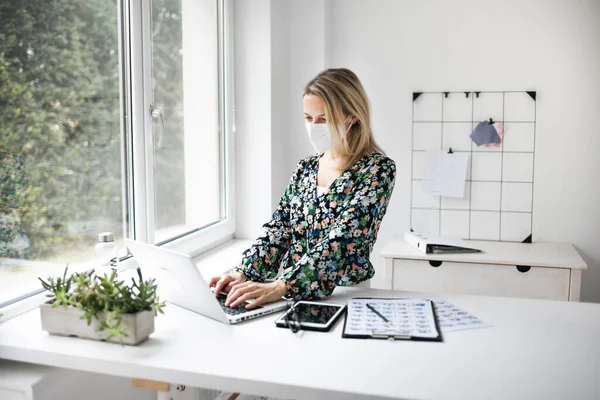 Businesswoman Ffp2 Maskou Pracuje Pomocí Notebooku Stojící Stolem Kanceláři — Stock fotografie