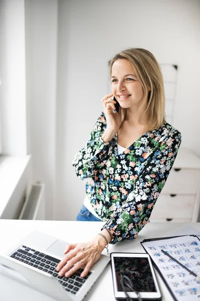 Businesswoman Pomocí Mobilu Při Práci Stojící Stůl — Stock fotografie