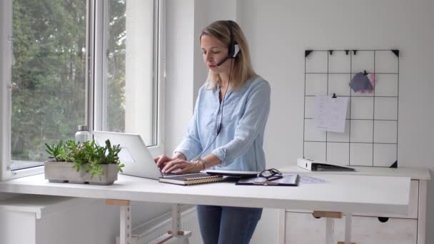 Femme Affaires Travaillant Avec Ordinateur Portable Casque Debout Bureau Concept — Video