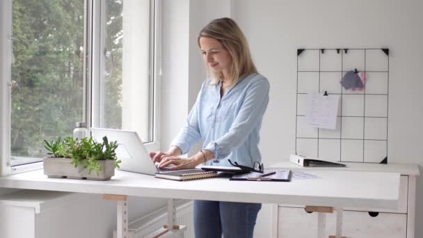 Zakenvrouw Met Laptop Werkend Kantoor — Stockvideo