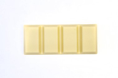 Tatlı ve lezzetli çikolata beyaz arka planda duruyor, yukarıdan çekilmiş bir fotoğraf.