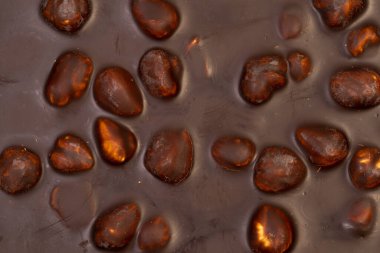 Yukarıdan çekilmiş fındıklı bir çikolata parçasının Macro fotoğrafı. 