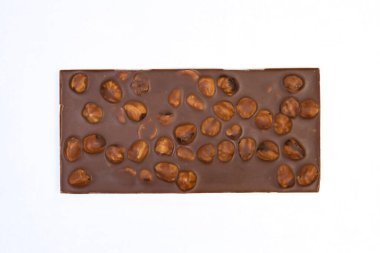 Tatlı ve lezzetli çikolata beyaz arka planda duruyor, yukarıdan çekilmiş bir fotoğraf.