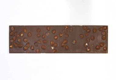 Fındıklı tatlı ve lezzetli çikolata beyaz arka planda duruyor, yukarıdan çekilmiş bir fotoğraf.