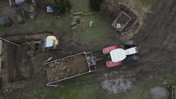 Tiro Aéreo Dron Excavadora Amarilla Encuentra Gran Jardín Cava Agujero — Vídeo de stock