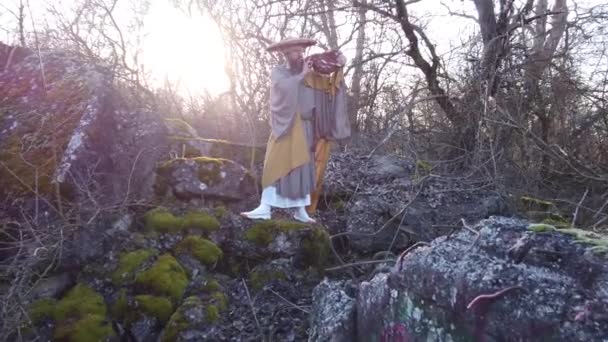 Europeisk Man Med Skägg Mediterar Traditionella Japanska Shugendo Outfit Utomhus — Stockvideo