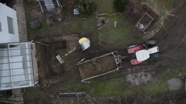 Drone Aereo Colpo Escavatore Giallo Trova Ampio Giardino Scava Una — Video Stock
