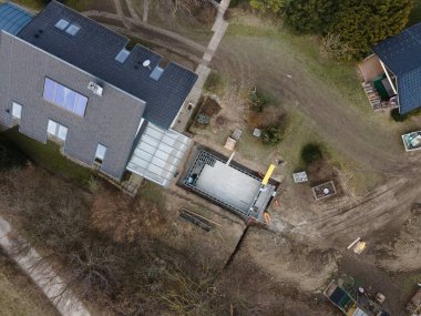 İHA 'lar havuzun inşaat alanının havadan çekilmiş fotoğrafı, resmi beton bloklar çoktan bitmiş ve tuğlalarla örülmüş, adımlar çoktan hazırlanmış ve beton dolguya hazır.